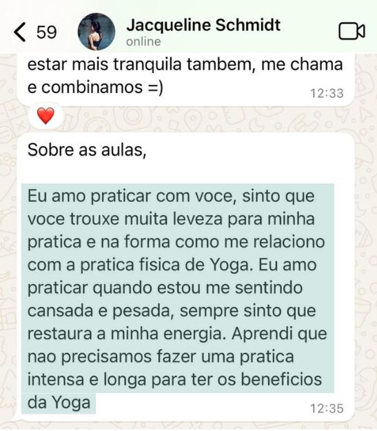 Depoimento de Jacqueline Schmidt no WhatsApp: ama praticar com a Ju; a prática trouxe leveza e restaura a energia quando está cansada.